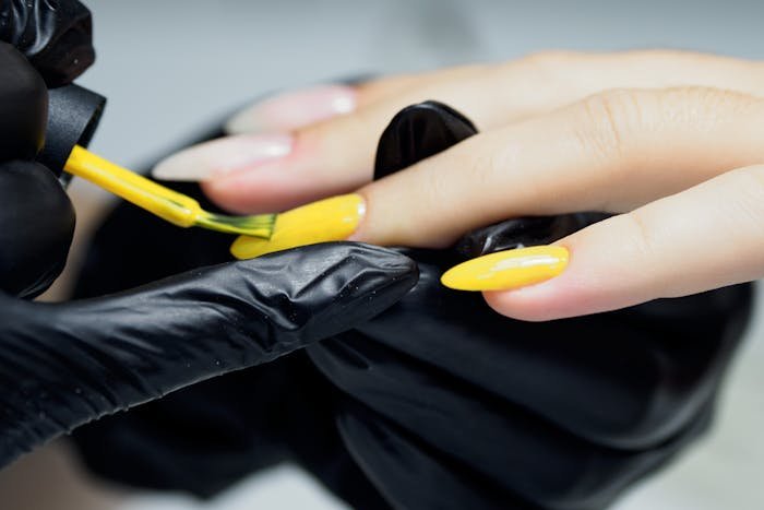 pintando uñas