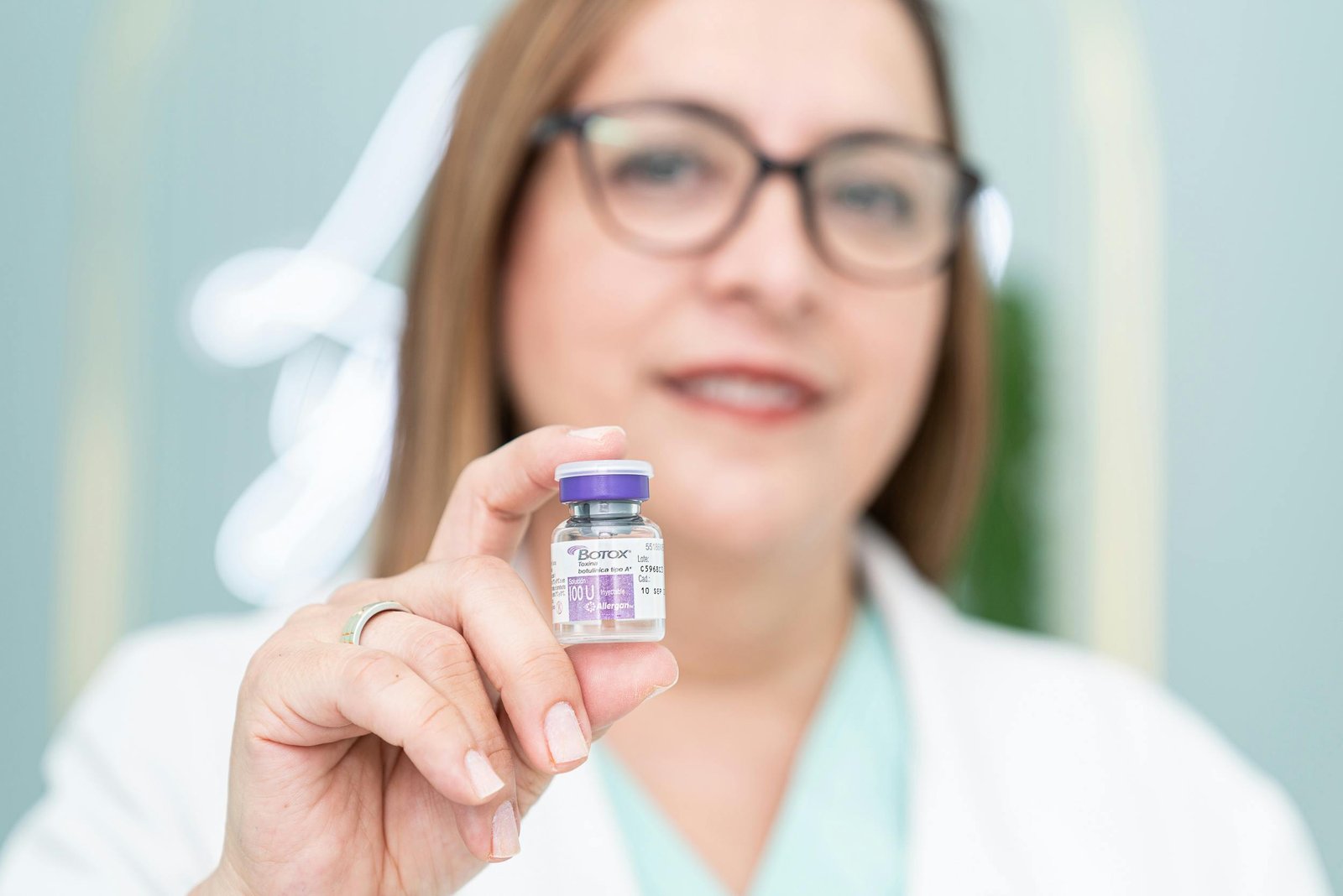 doctora sosteniendo frasco de botox