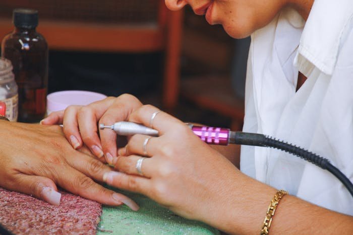 limpiando las uñas